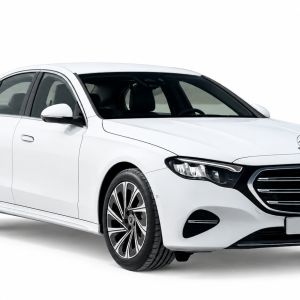 Mercedes-Benz E 200 Exclusive Trắng Trong Studio
